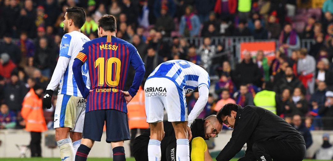 Cuéllar es atendido en el Camp Nou tras el gol del Barcelona