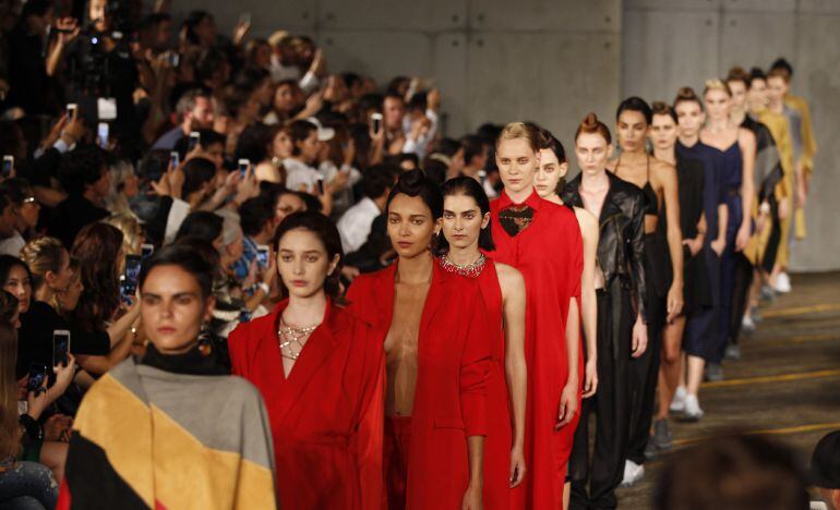 Modelos lucen creaciones de la diseñadora mexicana Cynthia Buttenklepper durante un desfile de la Semana de la Moda de Ciudad de México (México)