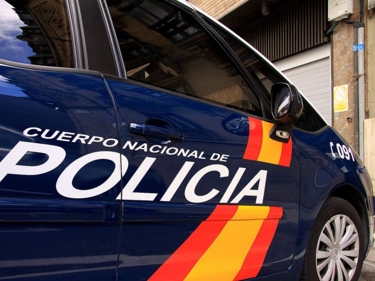 Detenidos dos hombres por propinar una paliza a la empleada de un local