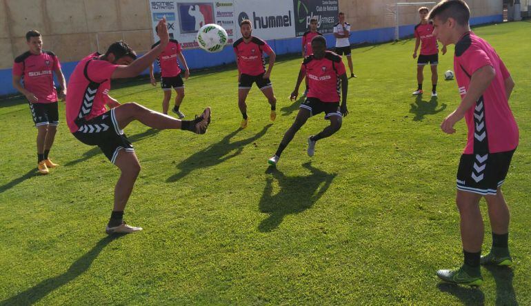 Sesión de entrenamiento del Alba en la Ciudad Deportiva Andrés Iniesta