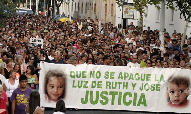 Miles de personas asisten a la concentración en apoyo a la familia de los niños José y Ruth