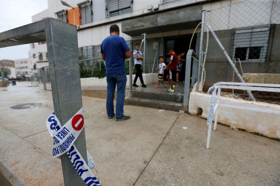 Domicilio situado en el barrio Juan XXIII de Alicante, donde un hombre de 44 años ha sido detenido la pasada madrugada por, presuntamente, matar a un hermano de 42 años y a sus padres de 71 y 69 años, respectivamente. Un cuchillo de cocina fue el arma emp