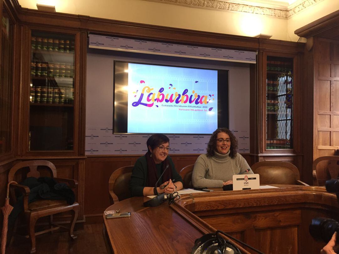 La responsable técnica Arantxa Zulet y la delegada Mónica Martínez, en la presentación del circuito de cortometrajes.