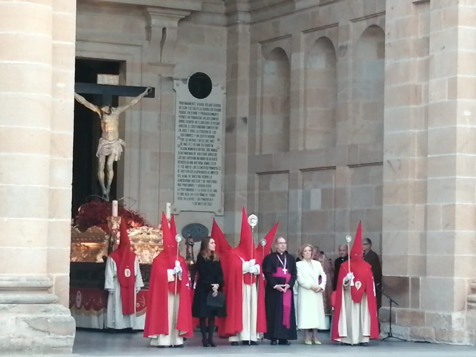 Cristo de las Injurias minutos antes del inicio de la procesión del Silencio en Zamora