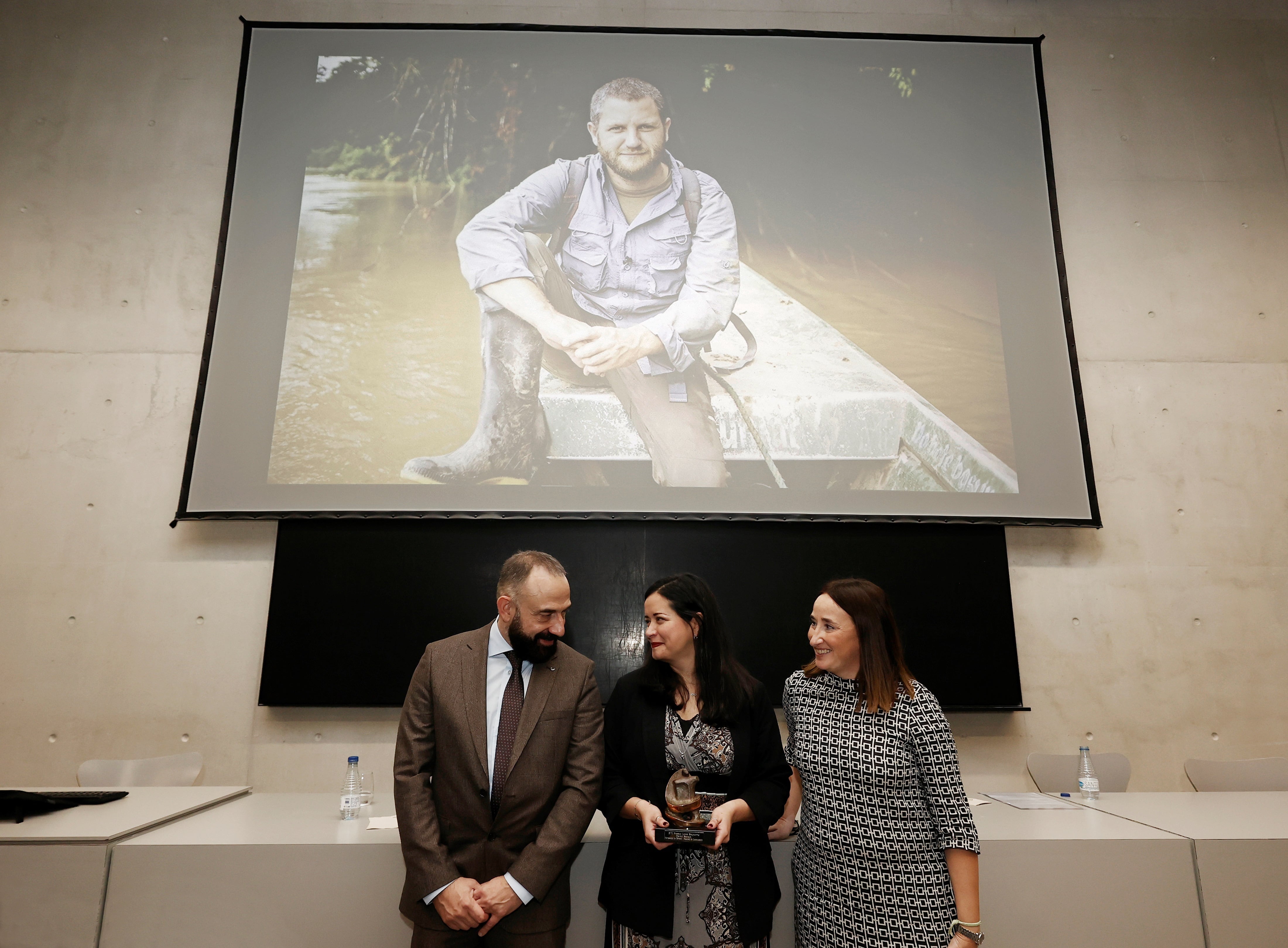 La decana de la Facultad de Comunicación de la Universidad de Navarra, Charo Sábada (d) junto a Marc Marginedas (i), periodista catalán y Premio Luka Brajnovic 2019, posan tras entregar este jueves el Premio Luka Brajnovic a título póstumo al periodista David Beriain, en un acto en el que se ha puesto de relieve la calidad humana del reportero navarro, al que su mujer, Rosaura Romero (c), ha calificado como &quot;un tío sólido, una roca&quot;.