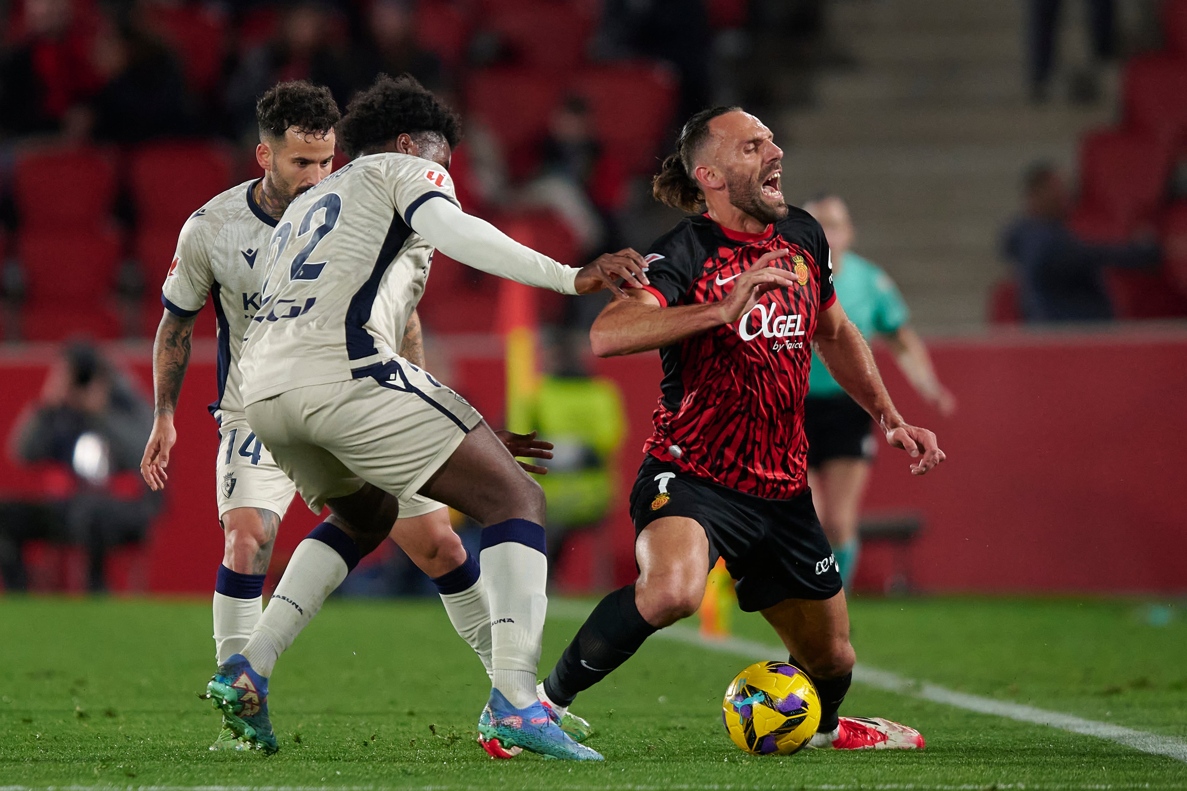 MALLORCA, SPAIN - FEBRUARY 10: Vedat Muriqi of RCD Mallorca competes for the ball with Flavien-Enzo Boyomo of CA Osasuna during the LaLiga match between RCD Mallorca and CA Osasuna at Estadi de Son Moix on February 10, 2025 in Mallorca, Spain. (Photo by Cristian Trujillo/Quality Sport Images/Getty Images)