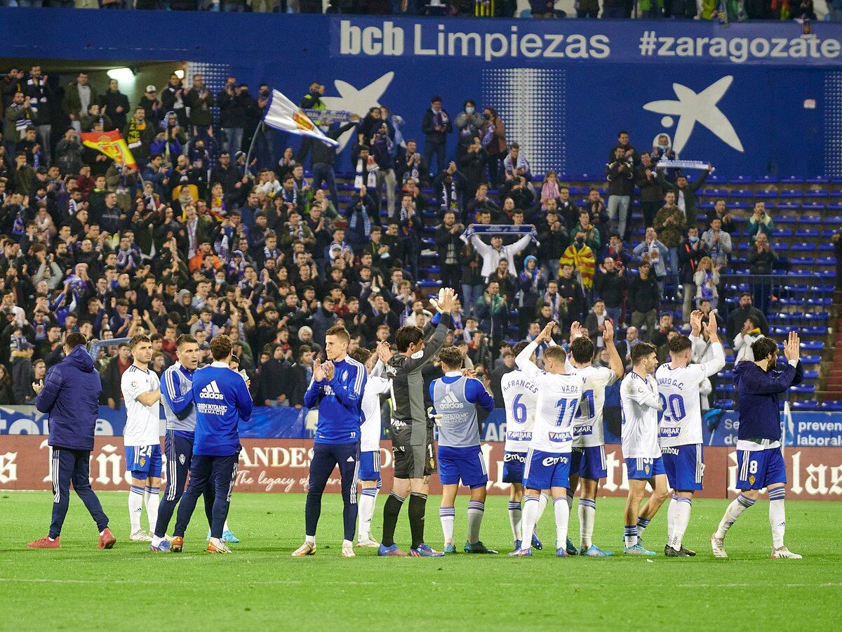 Los jugadores del Real Zaragoza agradecen el apoyo de la afición, tras un partido en La Romareda