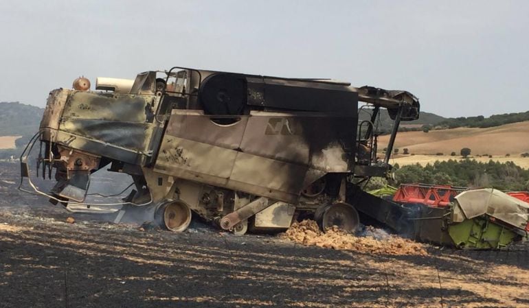 La cosechadora que podría ser la causa del incendio