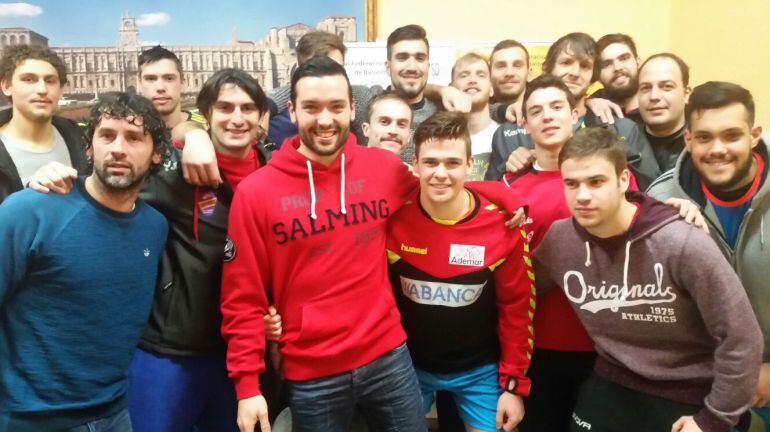 José Mario Carrillo arropado por la plantilla del Ademar en el anuncio de su despedida