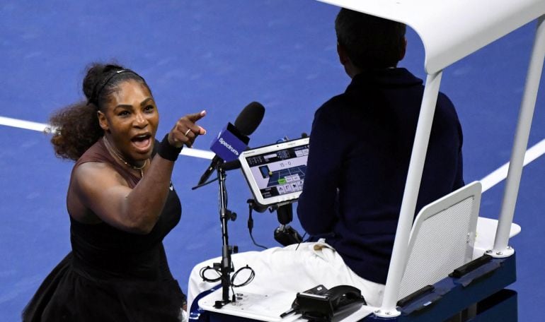 Serena Williams protesta en la final del US Open al árbitro Carlos Ramos, al que posteriormente acusó de sexista.