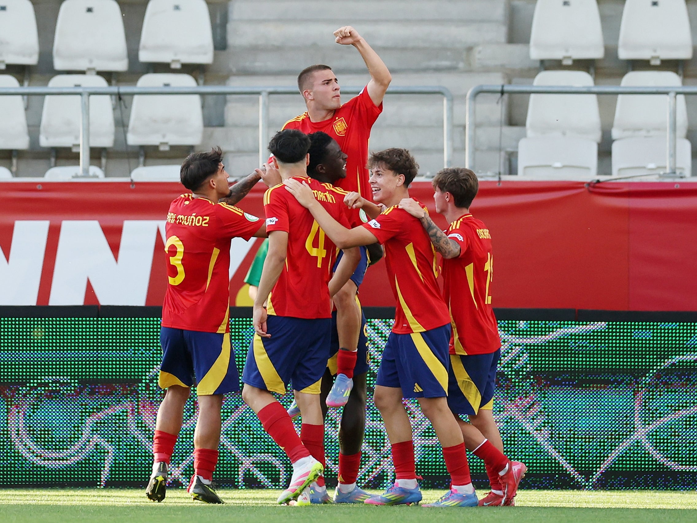 Pablo García celebra uno de sus goles ante Alemania con la Selección sub 19