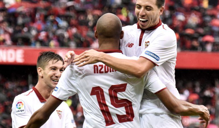 GRA220. SEVILLA.- El centrocampista francés del Sevilla Steven N&#039;Zonzi (c) celebra con sus compañeros el primer gol marcado ante el Atlético de Madrid, durante el partido de la novena jornada de la Liga de Primera División que se juega hoy en el estadio R