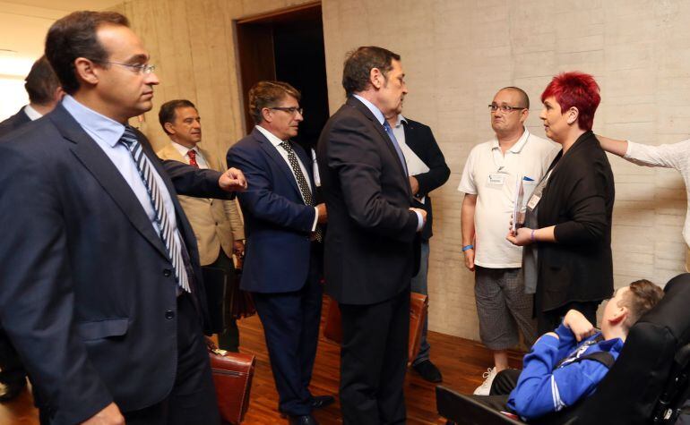 El consejero de Sanidad es interpelado por Remedios Navas, madre de Aimar