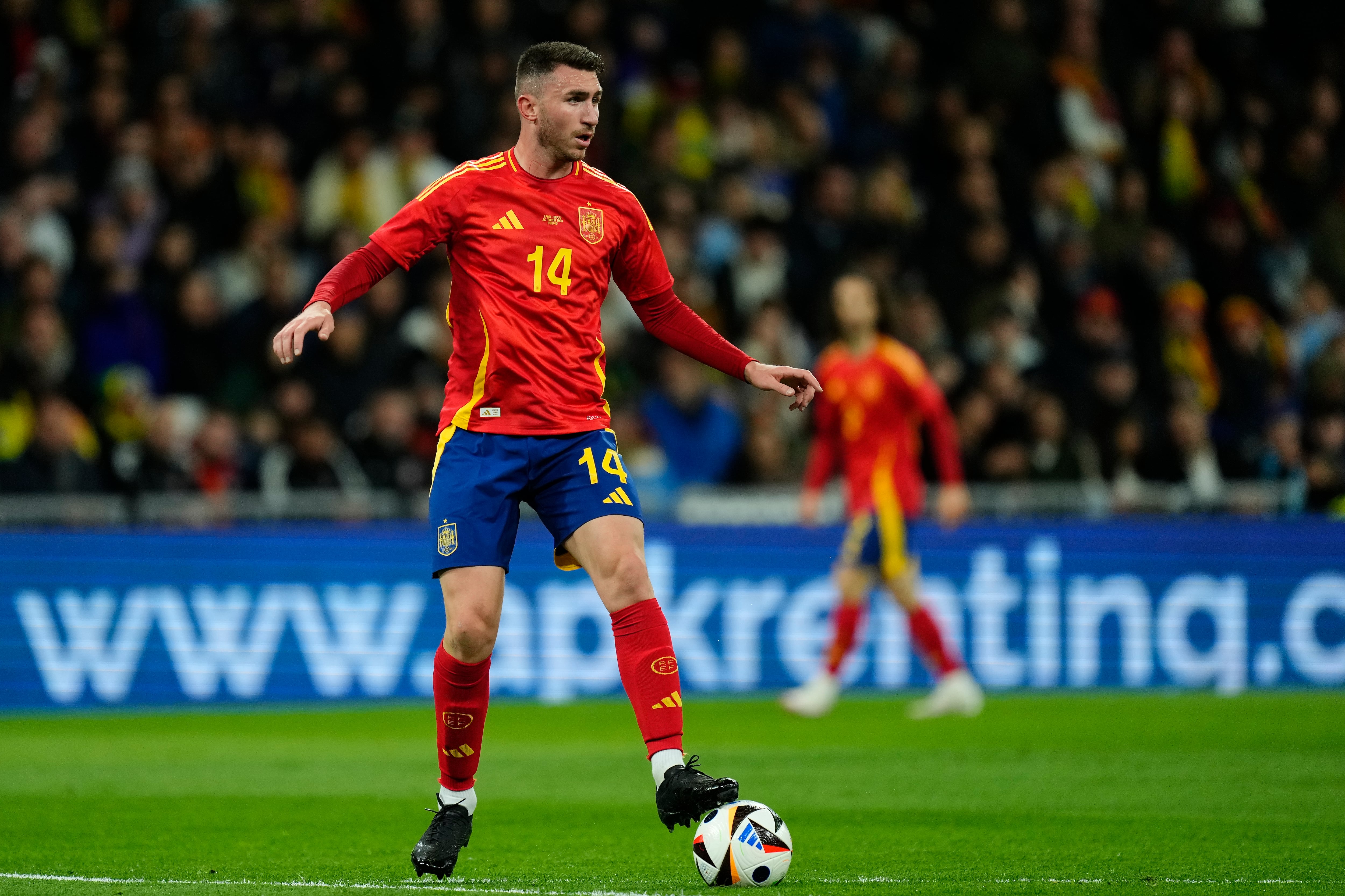 Aymeric Laporte controla un balón durante el amistoso España - Brasil