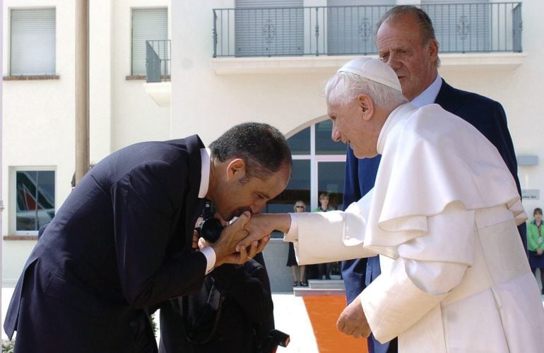 Fotografía de archivo del expresidente de la Generalitat valenciana Francisco Camps saludando al papa Benedicto XVI