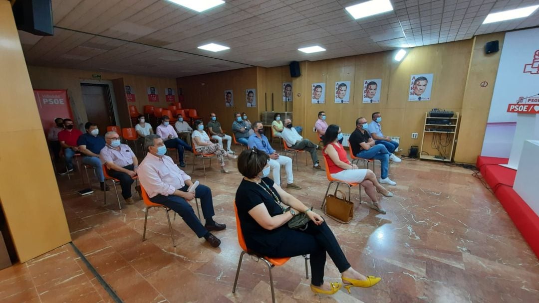 Reunión de alcaldes y representantes socialistas en la que se habló del regreso a las aulas