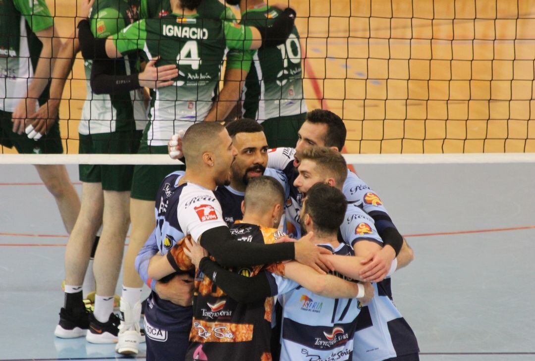 Los jugadores celestes celebran un punto ante Unicaja Almería.