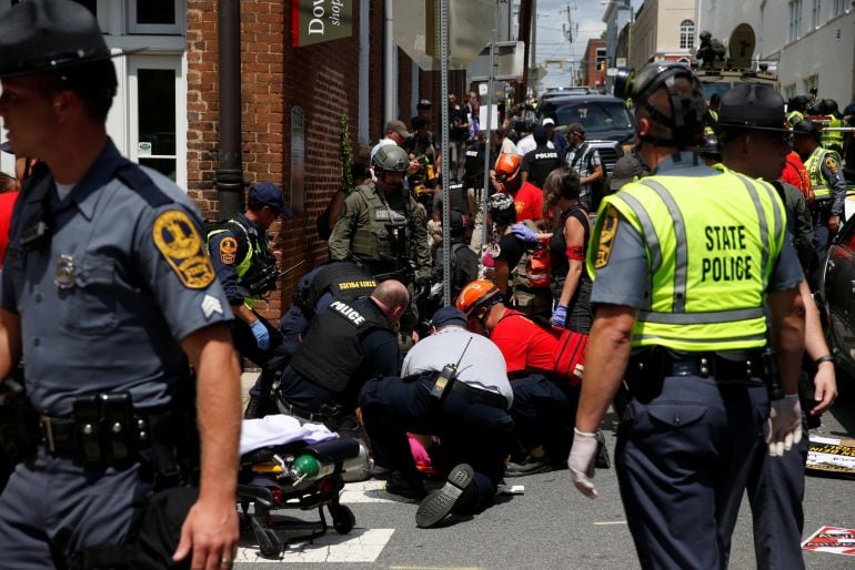 Personal sanitario atiende a los heridos tras el atropello de Charlottesville