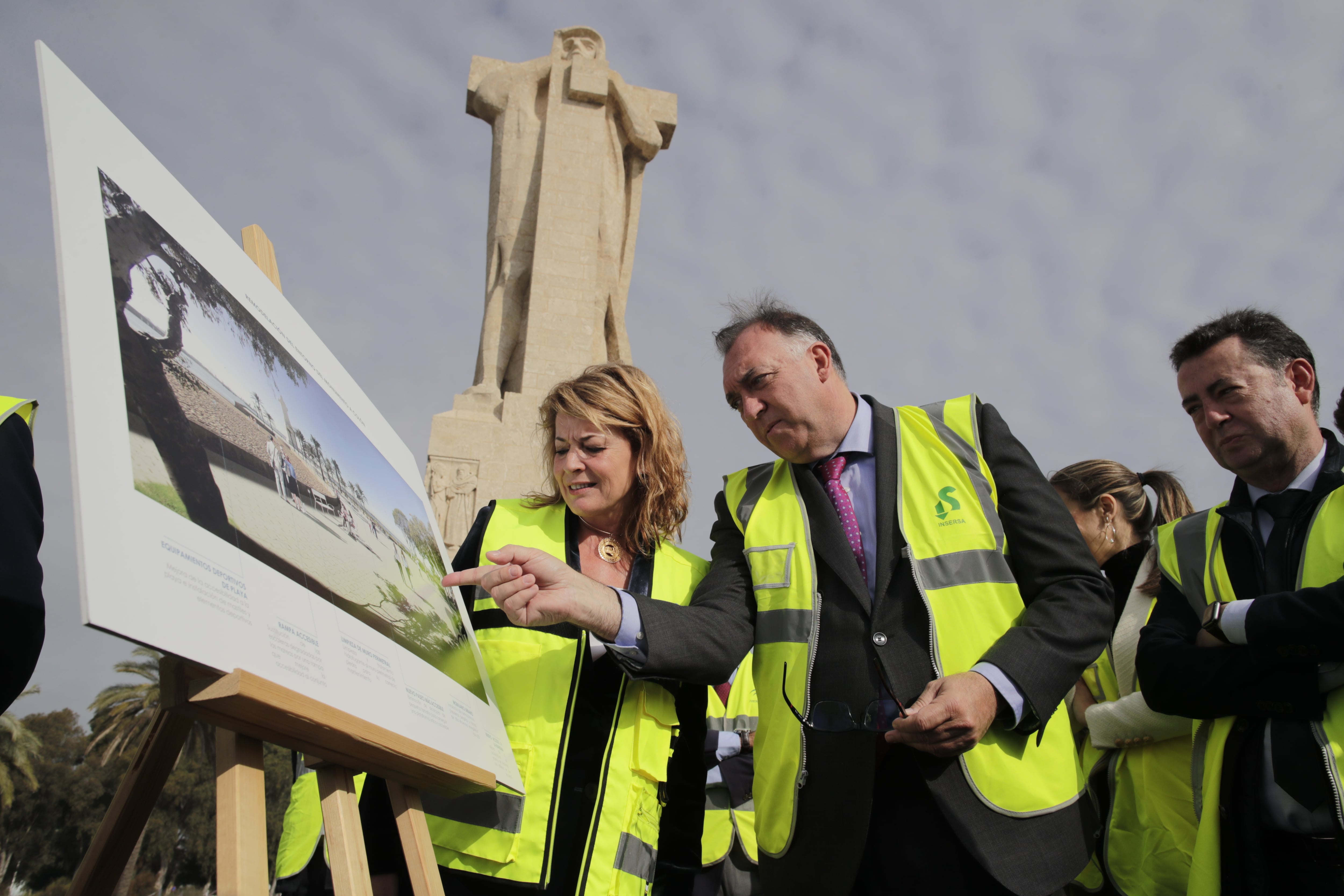 El consejero de Turismo, Cultura y Deporte de la Junta de Andalucía, Arturo Bernal, y la presidenta del Puerto de Huelva, Pilar Miranda, en el acto de colocación de la primera piedra de las obras del entorno del Monumento a Colón. - PUERTO DE HUELVA