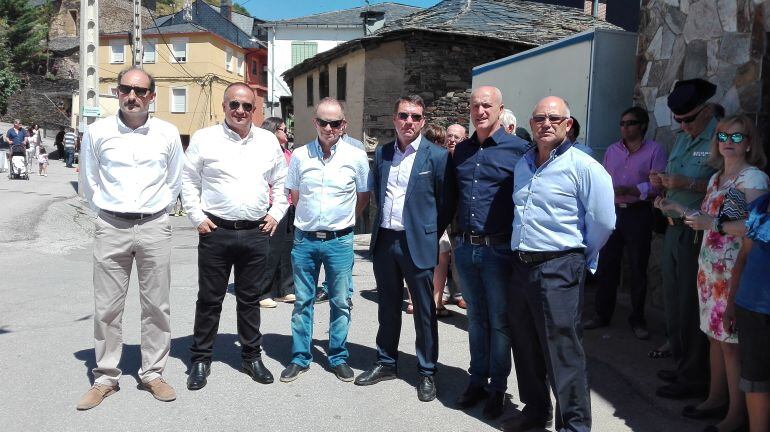 Los cinco alcaldes de la Cabrera con el presidente del Consejo del Bierzo durante los actos de la Fiesta de la Cabrera