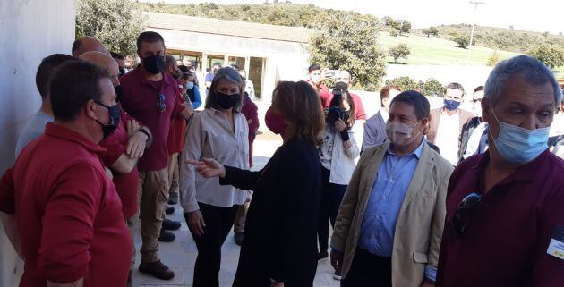 Teresa Ribera, ministra de Transición Ecológica saluda a los trabajadores del Parque Nacional