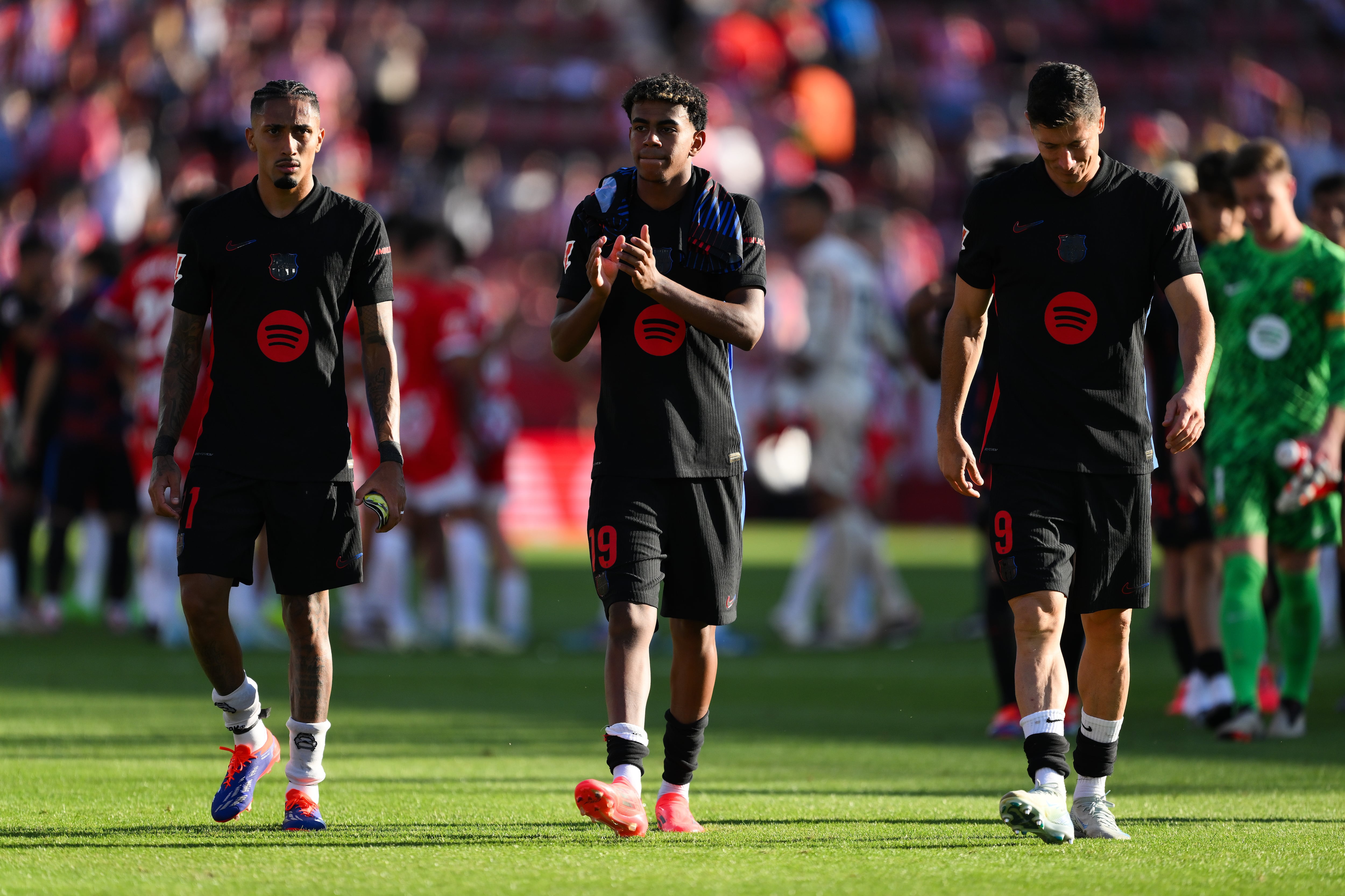 Los jugadores del Barça agradecen el apoyo de su afición en Montilivi tras vencer al Girona en Liga