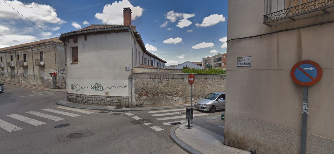 Un coche atraviesa las calles del centro de Valdemoro