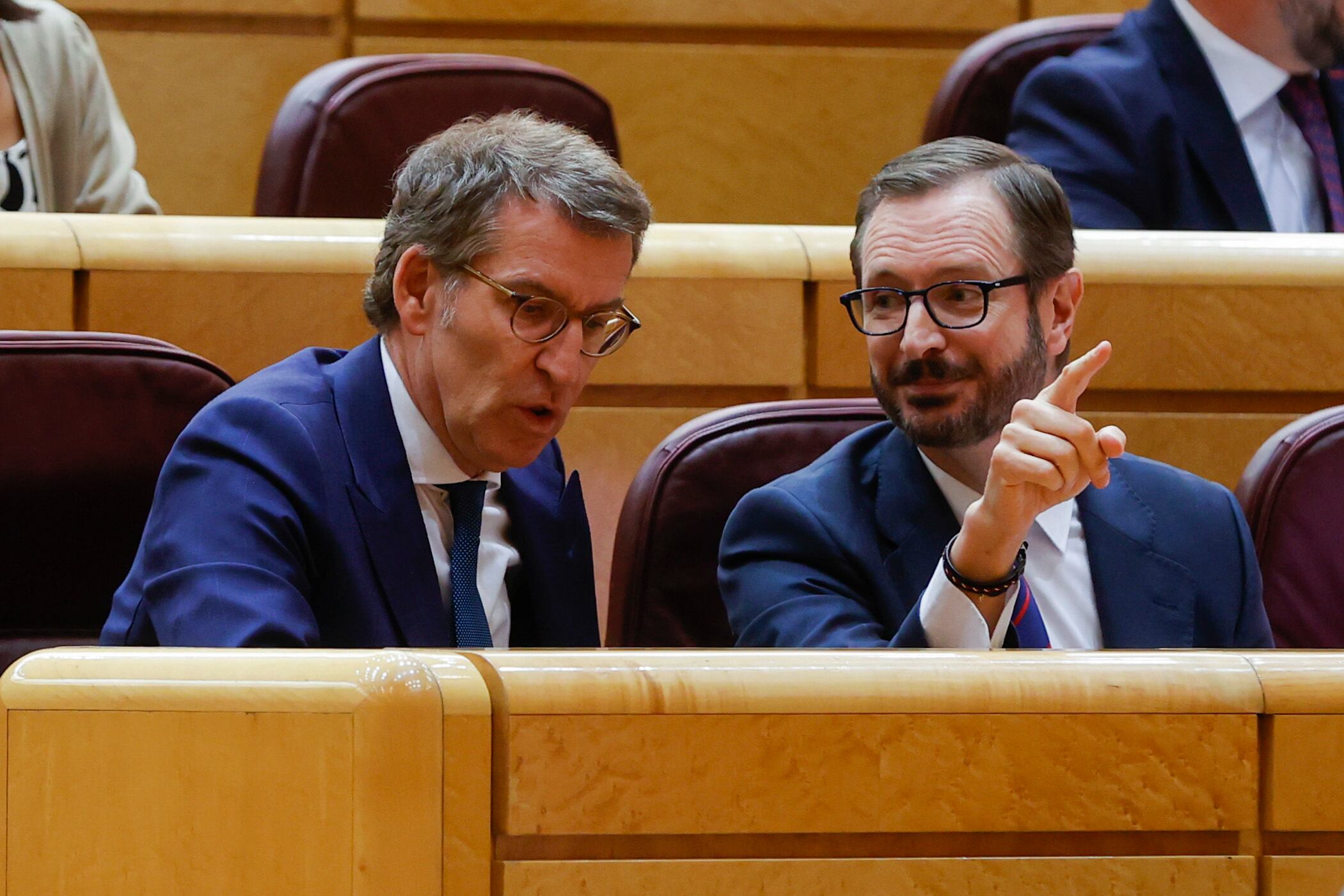 El senador y presidente nacional del Partido Popular, Alberto Núñez Feijóo, conversa con el portavoz del partido en la Cámara, Javier Maroto, durante su asistencia al pleno celebrado en el Senado este miércoles