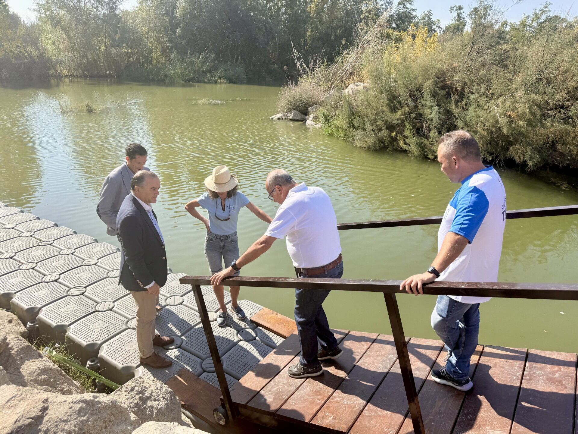 Autoridades de Talavera visitan el nuevo embarcadero del Club de Piragüismo Talak