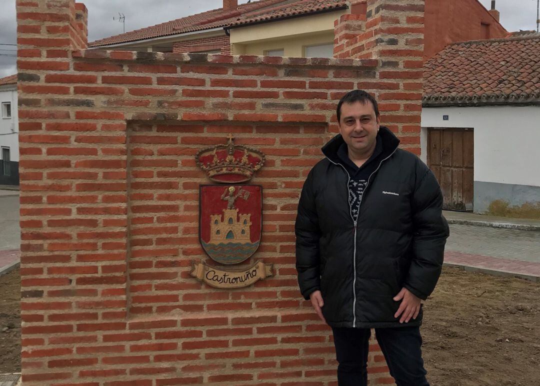 El alcalde de Catronuño en la remodelada plaza que llevará el nombre de Félix Maestre