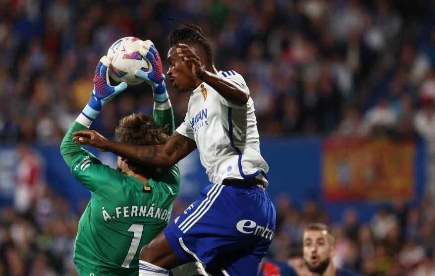 Jair Amador salta ante la salida de Álvaro Fernández en el partido, Real Zaragoza-Huesca, de la primera vuelta en La Romareda