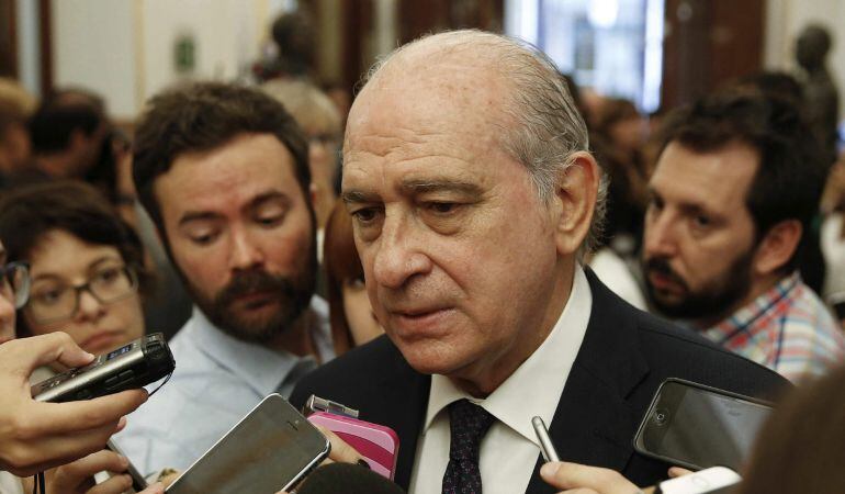 El ministro del Interior, Jorge Fernández Díaz, hace declaraciones a los periodistas en el Congreso