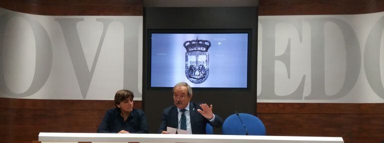 El alcalde de Oviedo Wenceslao López en un momento de su intervención, junto a él la portavoz del grupo municipal socialista Ana Rivas. Sala de prensa del Ayuntamiento de Oviedo.