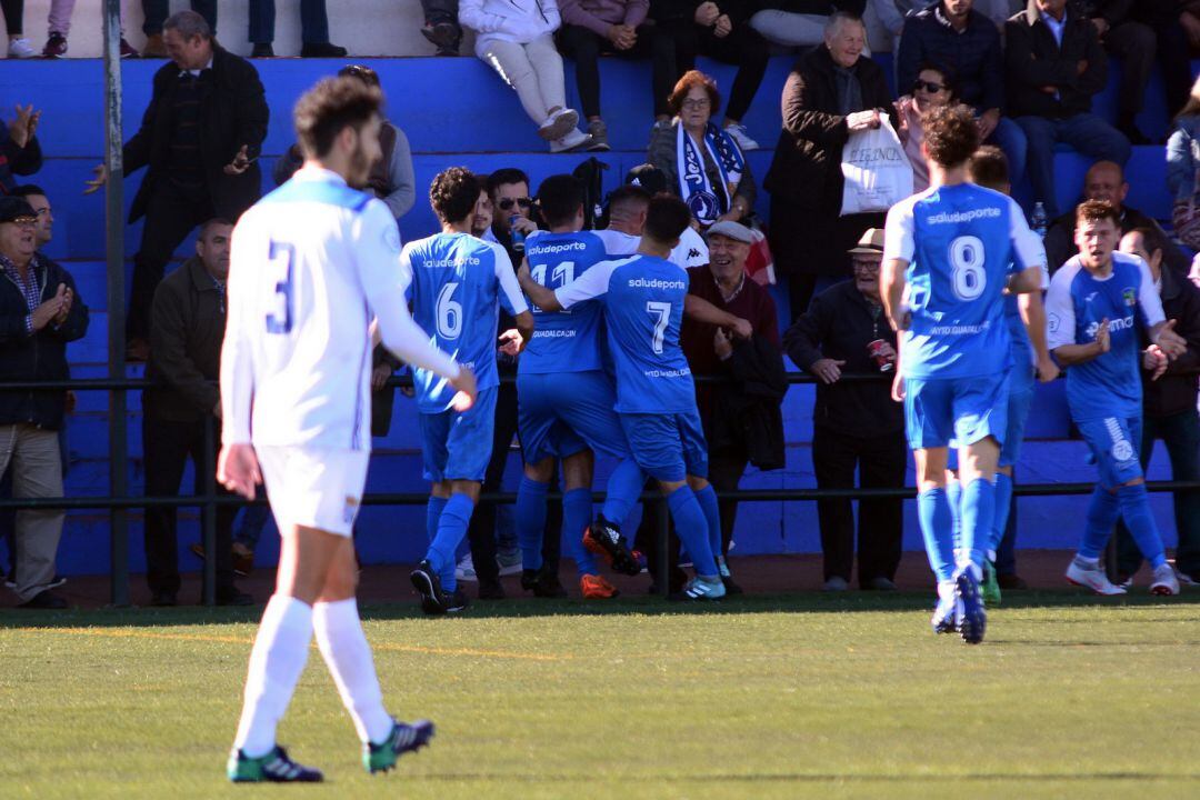 Jugadores del Guada abrazan junto a sus aficionados a Fran Jiménez tras el gol 