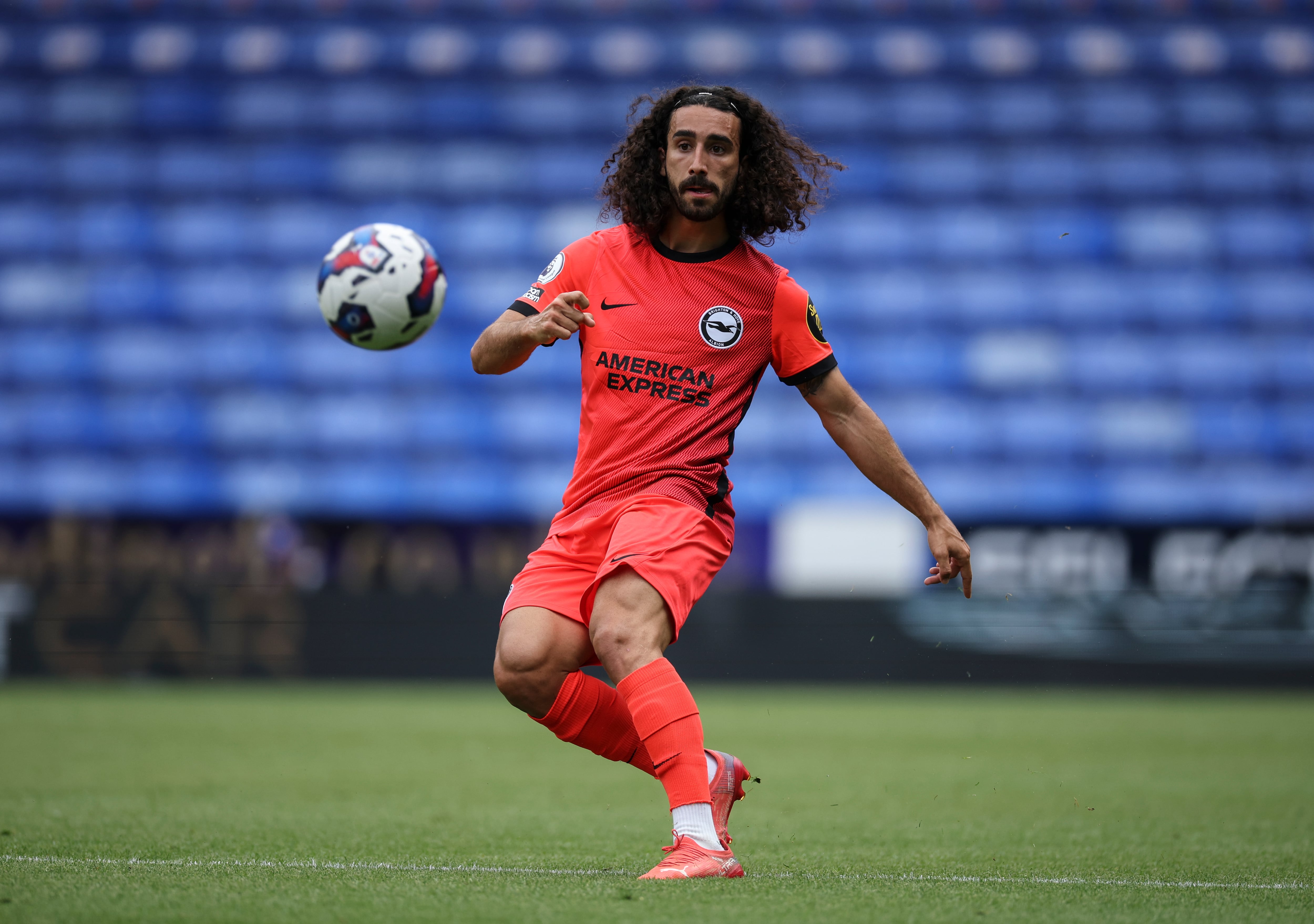 Marc Cucurella, en un partido con la camiseta del Brighton