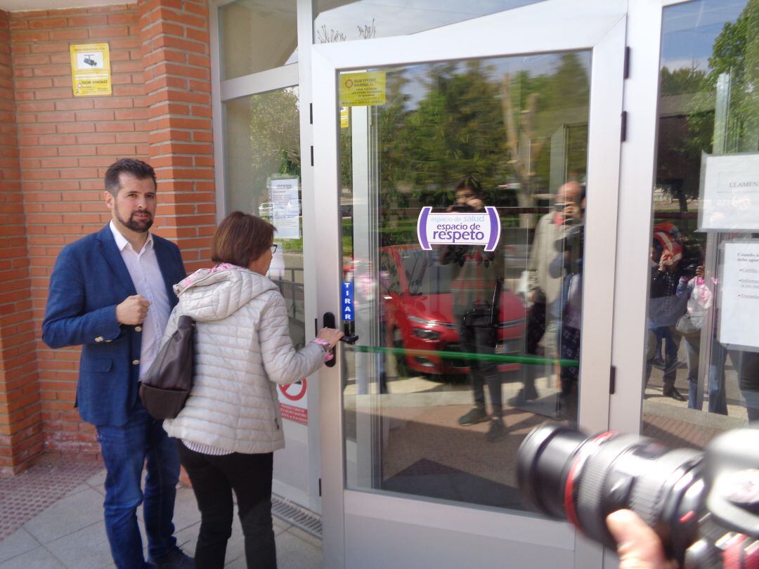 Imagen de archivo de Carmen Miravalles con Luis Tudanca en su visita a Roa el 7 de mayo de 2019