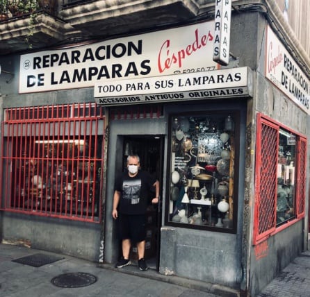 ‘Lámparas Céspedes’ es un pequeño negocio familiar situado en el centro de Madrid