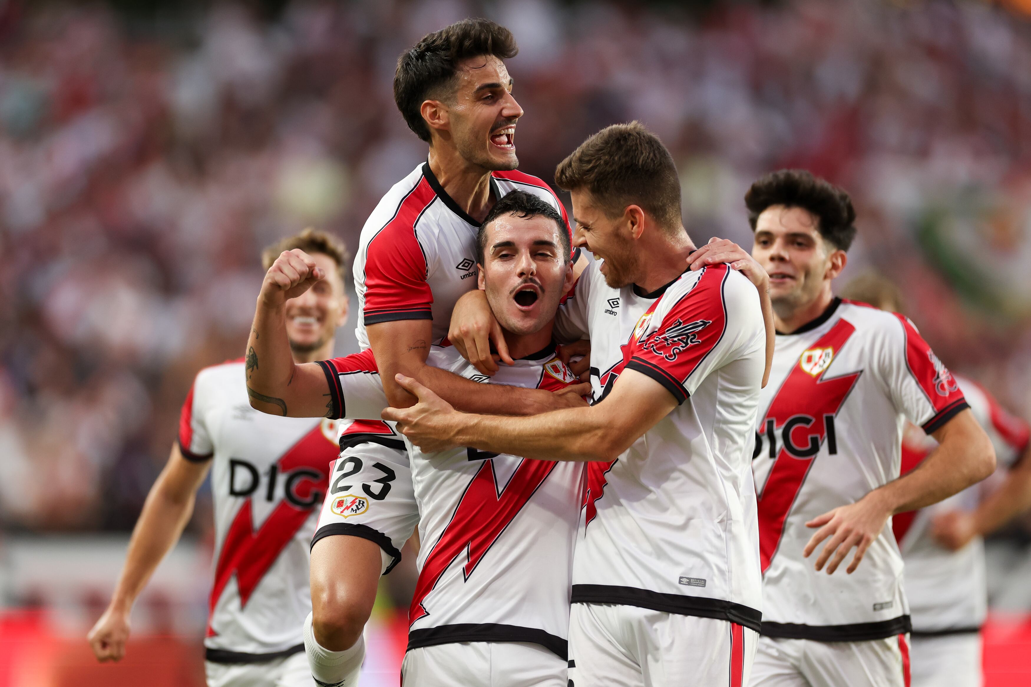 Los jugadores del Rayo celebran el gol de Sergio Camello ante el Neman Grodno