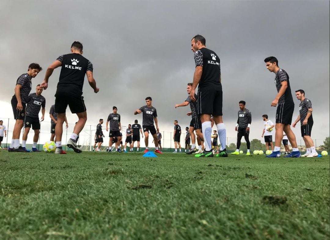 Los jugadores del Hércules CF, entrenandose