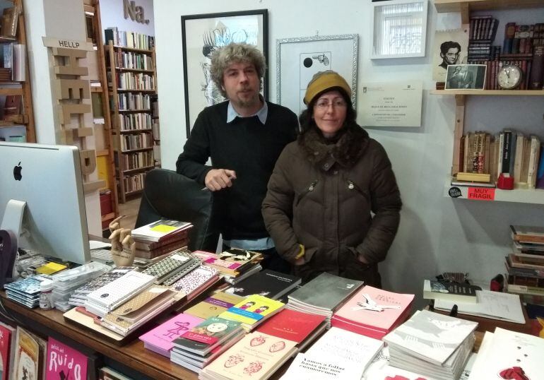 Pepe Olona, coordinador de Arrebato, y Ajo, en la librería. 