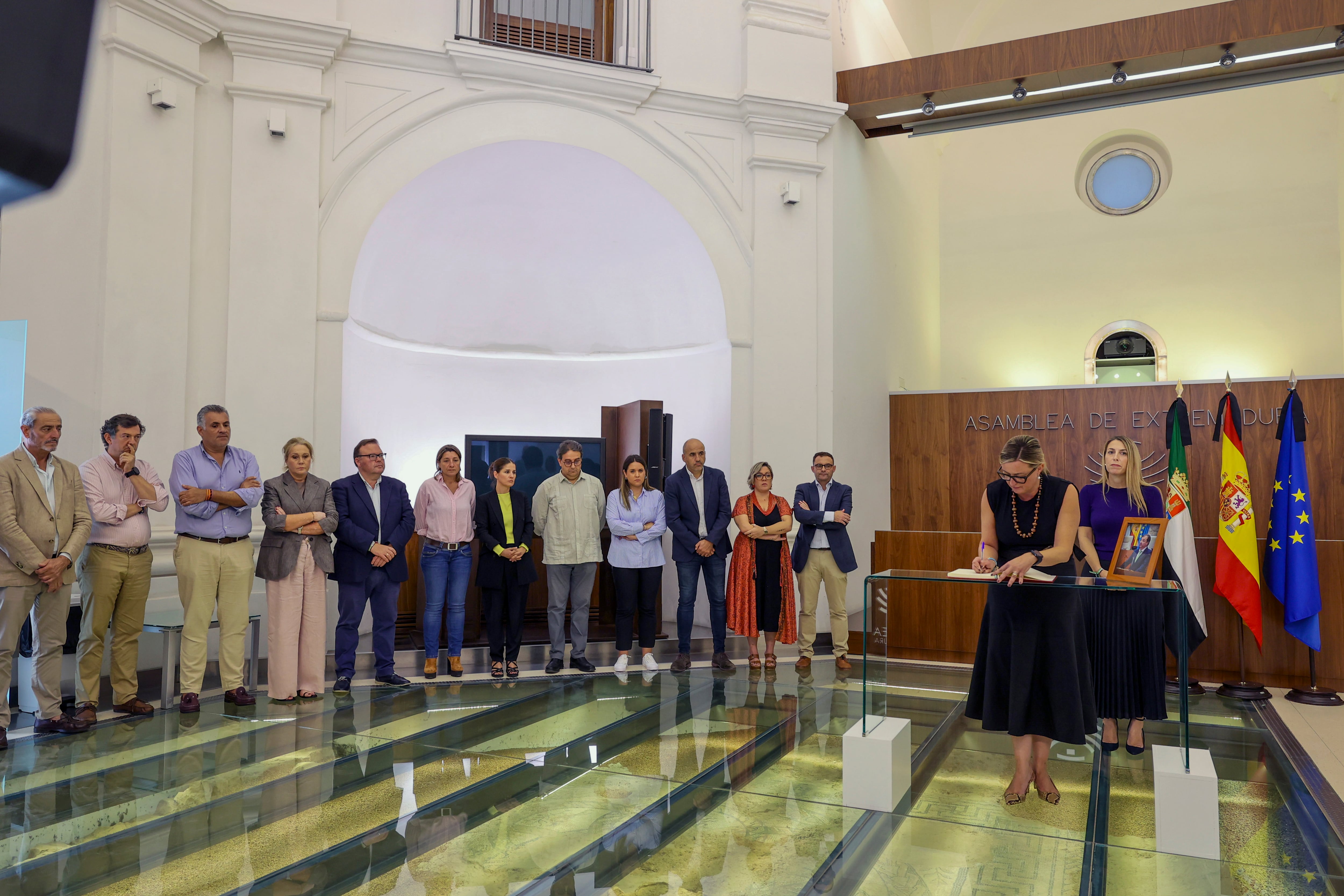 MÉRIDA, 07/10/2025.- La Asamblea de Extremadura ha abierto las puertas de su sala de Autonomías para que los ciudadanos extremeños puedan expresar sus muestras de afecto al expresidente Guillermo Fernández Vara en un libro de condolencias. La titular de la Cámara legislativa, Blanca Martín, y la presidenta de la Junta de Extremadura, María Guardiola, han sido las primeras personas en firmar en el citado libro. EFE/ Jero Morales