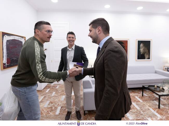 Oleksandr Usyk con el Alcalde de Gandia