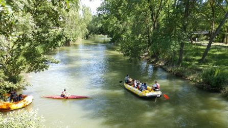 Alumnos del Jorge Manrique recorriendo un tramo del río Carrión