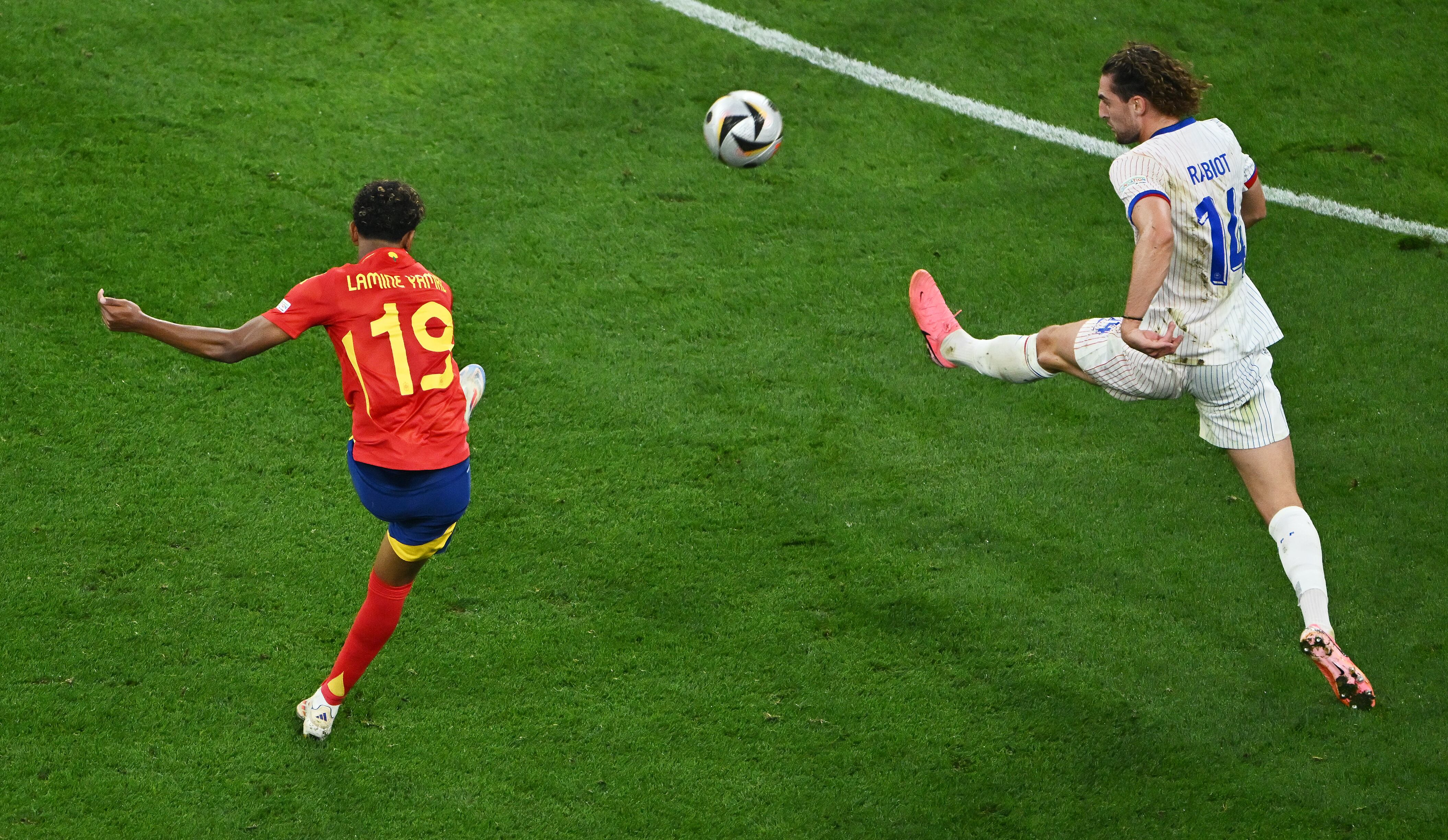 Lamine Yamal marca su gol ante la mirada de Rabiot