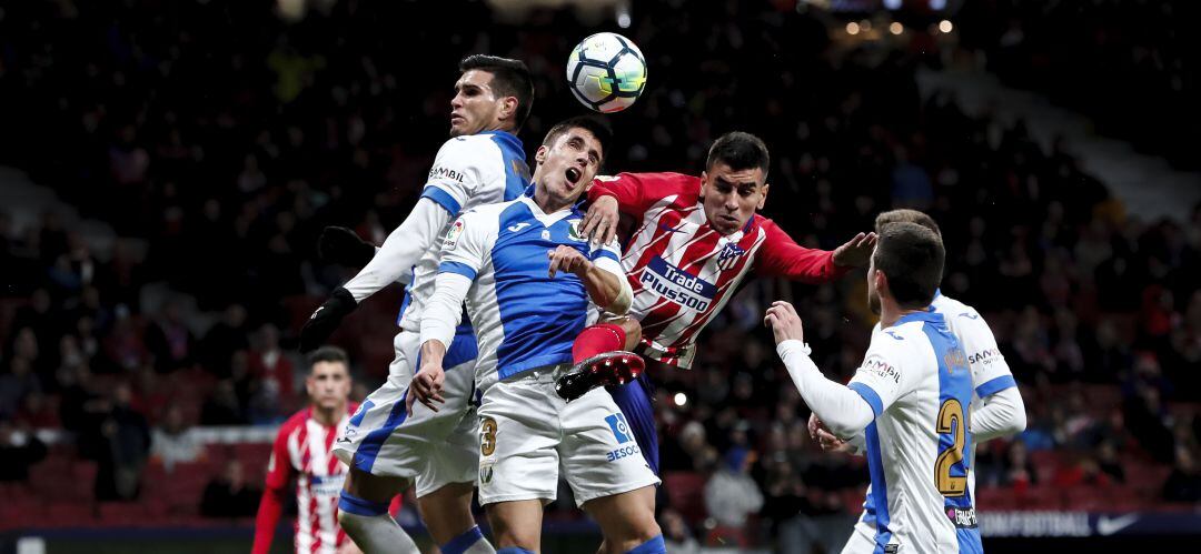 Unai Bustinza (CD Leganés) y Ángel Correa (C. Atletico de Madrid) durante el partido de la pasada temporada en el Estadio Wanda Metropolitano.