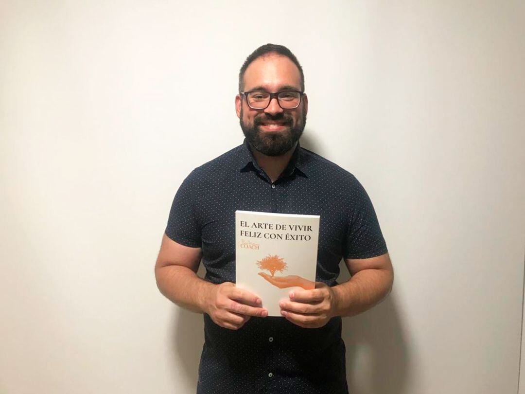 Pedro Martínez sostiene un ejemplar de su libro