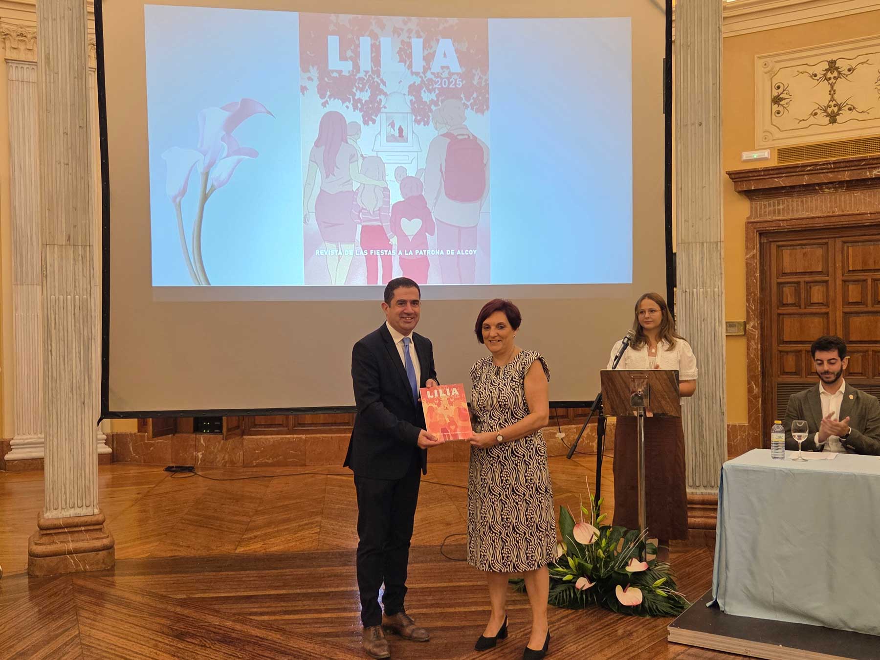 Reme Perelló, presidenta de la Archicofradía, entrega al alcalde Toni Francés, el primer ejemplar de la revista Lilia en su 38º edición