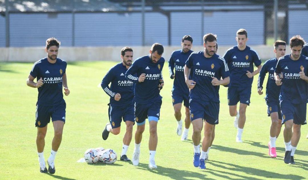 La plantilla del Real Zaragoza durante el entrenamiento en la Ciudad Deportiva