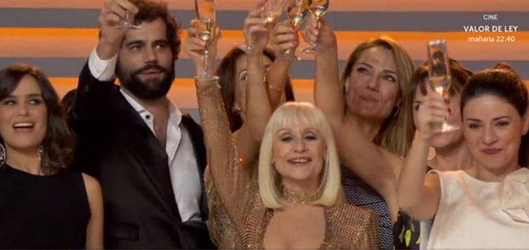 Imagen del final de la gala del 60 Aniversario de TVE presentada por Raffalea Carrá.