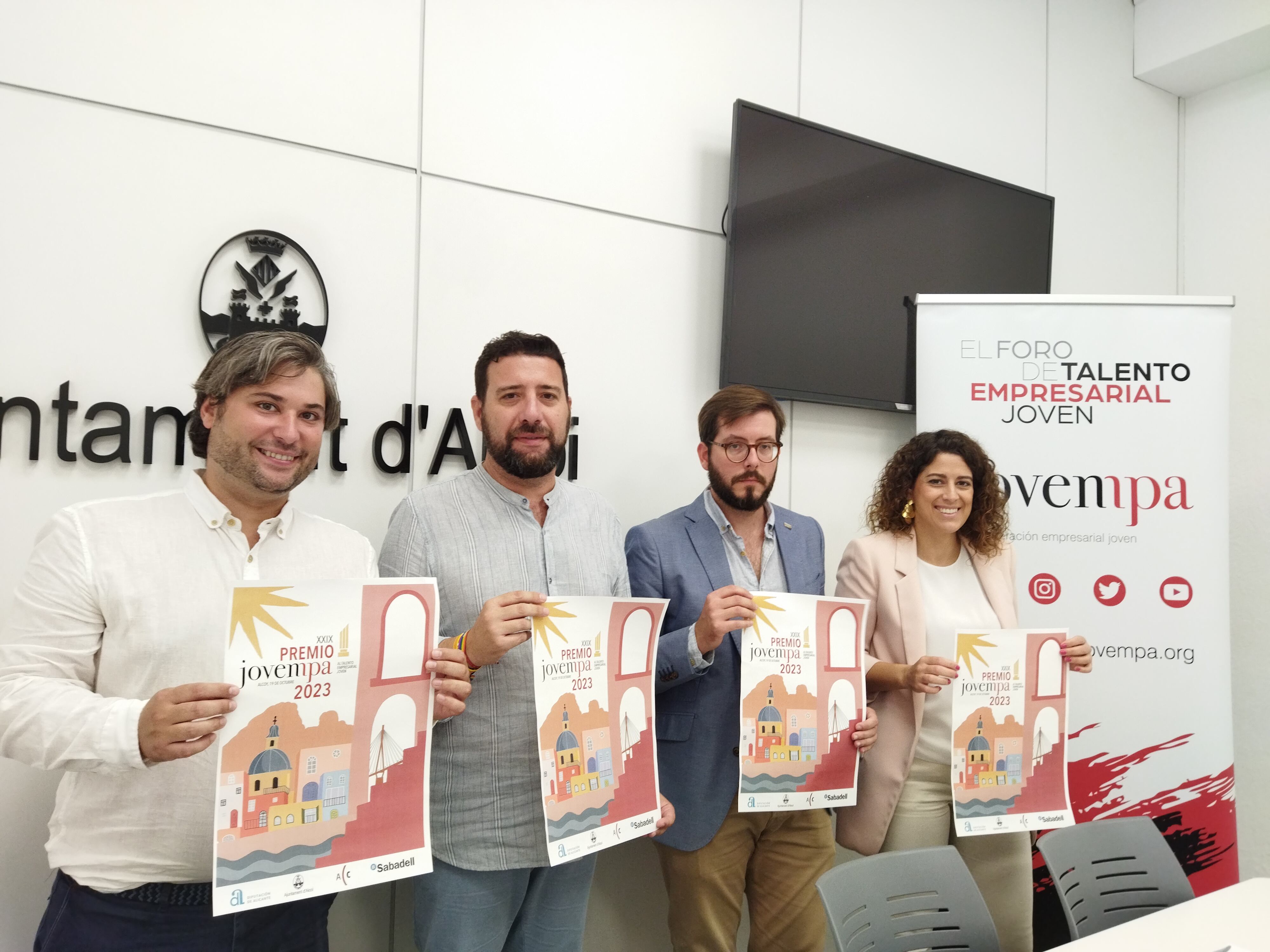 Javier Expósito, presidente de Jovempa Alcoià-Comtat; Àlex Cerradelo, vicealcalde y edil de Promoción Económica; Alfonso Calero, presidente de la Federación de Jovempa, y Laia Santamaría, vicepresidenta de Jovempa Alcoià-Comtat en la presentación del XXIX Premio Jovempa en el Ayuntamiento de Alcoy.